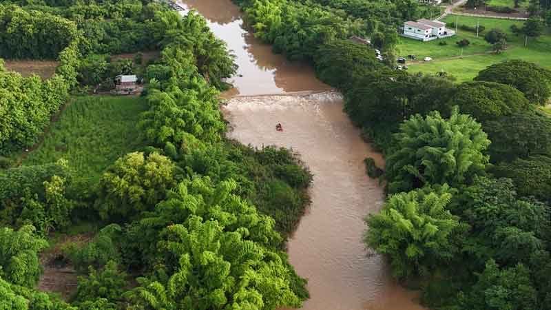 Полицейская лодка перевернулась в погоне по реке Лоэй, офицер пропал без вести