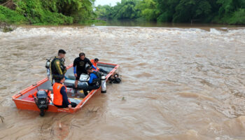 Полицейский пропал без вести после того, как лодка перевернулась во время преследования подозреваемого.