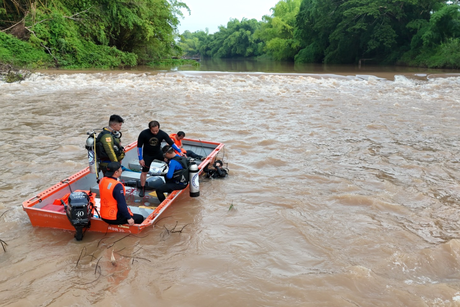 Полицейский пропал без вести после того, как лодка перевернулась во время преследования подозреваемого.