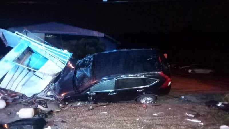 Полицейский протаранил придорожное кафе в Таланге