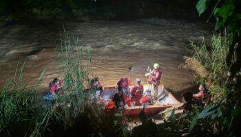 Полицейский утонул, преследуя подозреваемого в虐待 детей.