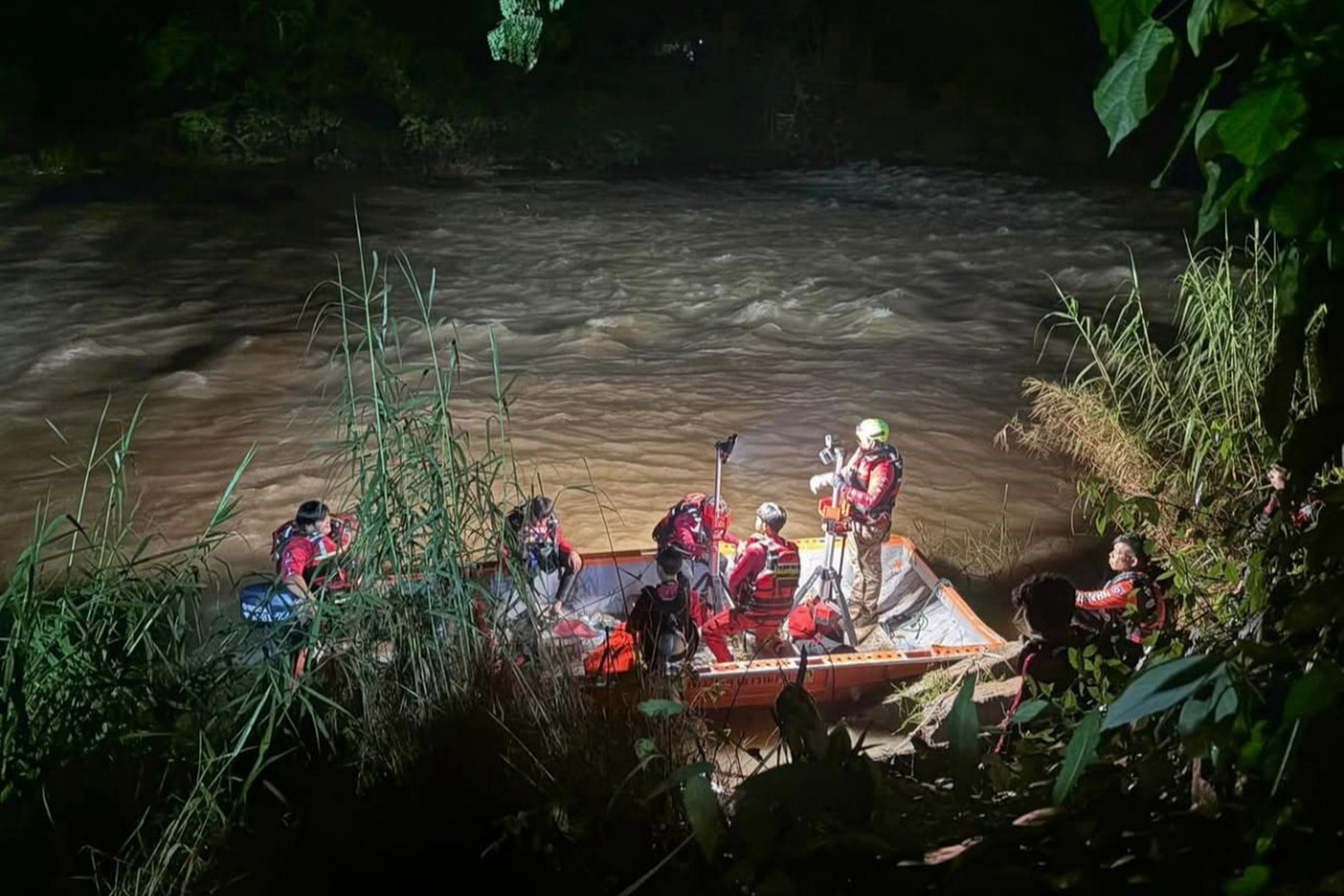 Полицейский утонул, преследуя подозреваемого в虐待 детей.