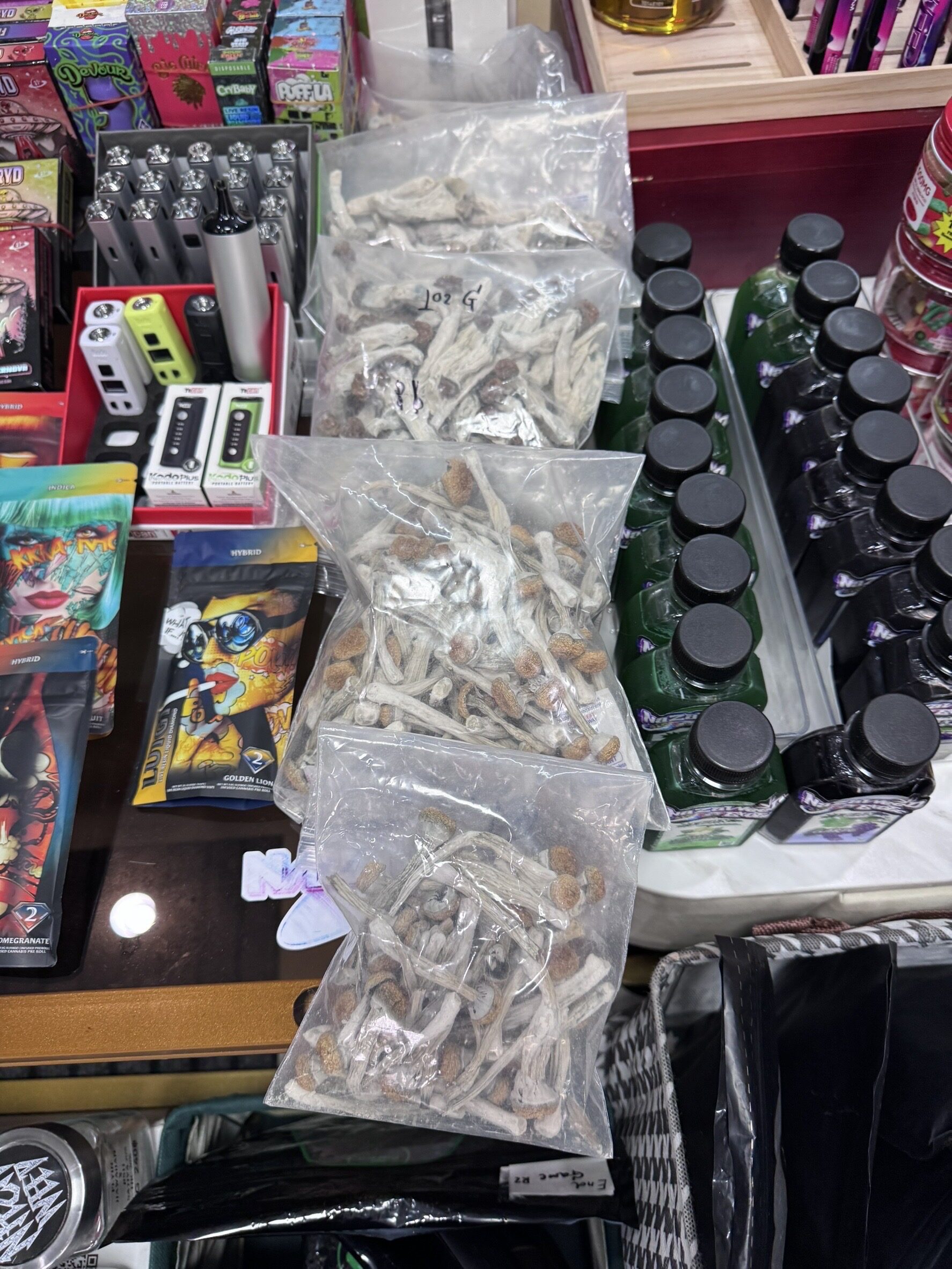 Полиция Бангкока закрыла незаконный магазин каннабиса, арестовав 28-летнего мужчину