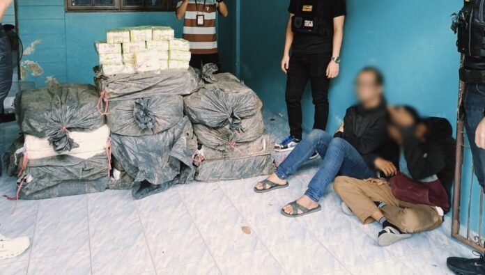 Полиция Банкака арестовала двоих мужчин в ходе операции по изъятию 434 кг мета.