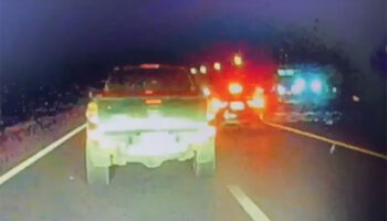 Полиция разыскивает водителя, который shot офицера во время автомобильной погони.