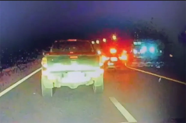 Полиция разыскивает водителя, который shot офицера во время автомобильной погони.