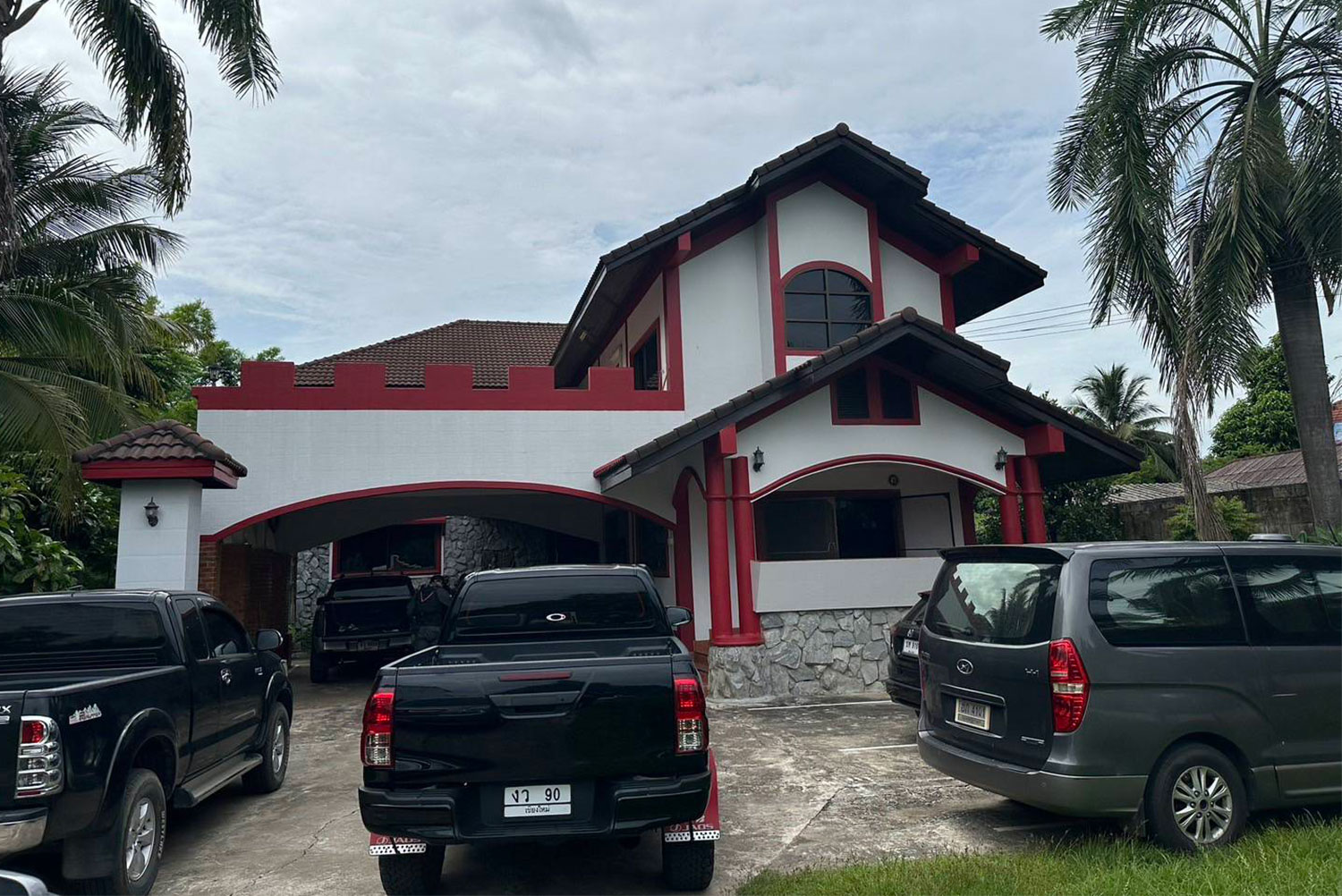 Полиция раскрыла мошеннический колл-центр в роскошном доме в Чиангмае