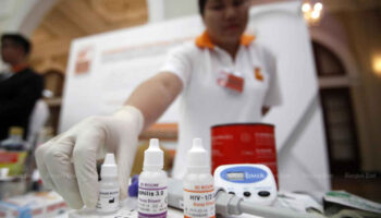 Призывы к улучшению лечения и доступа для людей, живущих с ВИЧ