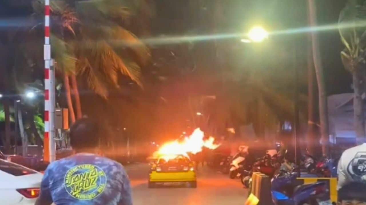 Пылающий автомобиль вызывает возмущение после езды по тротуару в Чонбури