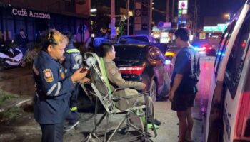 Пьяный водитель врезался вpolice car в Нонгтабури, двое раненых