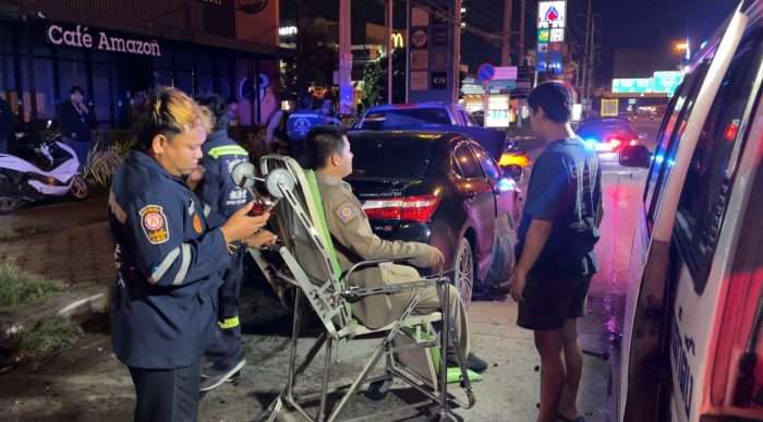 Пьяный водитель врезался вpolice car в Нонгтабури, двое раненых