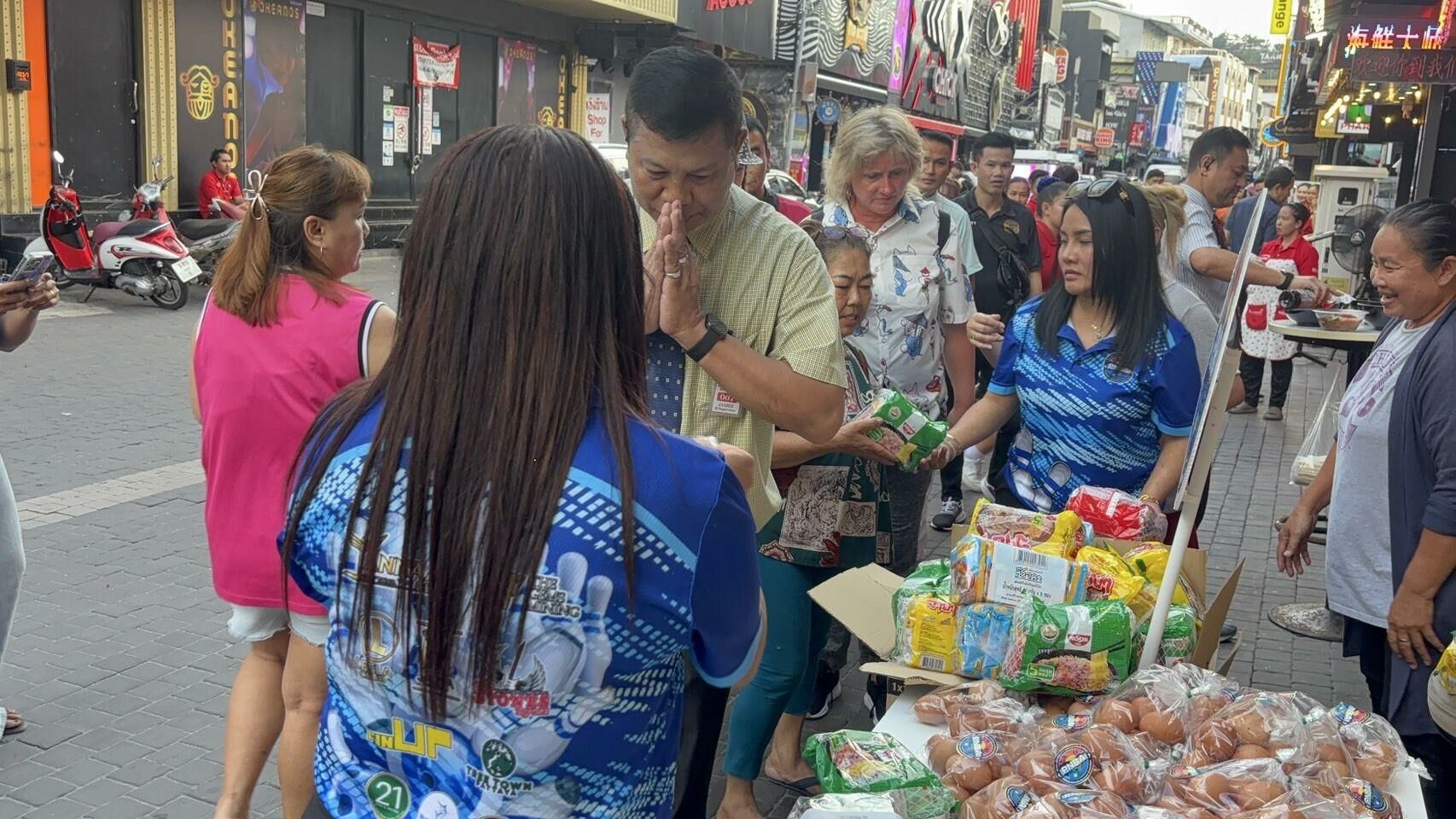 Работники баров в Паттайе получают питание, так как туристический кризис сильно ощущается