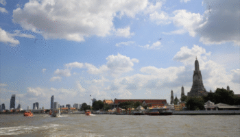 Река Чао Прайя поднимается на фоне приближения Випхи: Введены предупреждения о наводнениях для 11 провинций, включая Бангкок