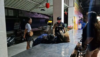 С её сумки: Девушка из бара Паттайи брошена, поскольку подозрительная пара сбежала