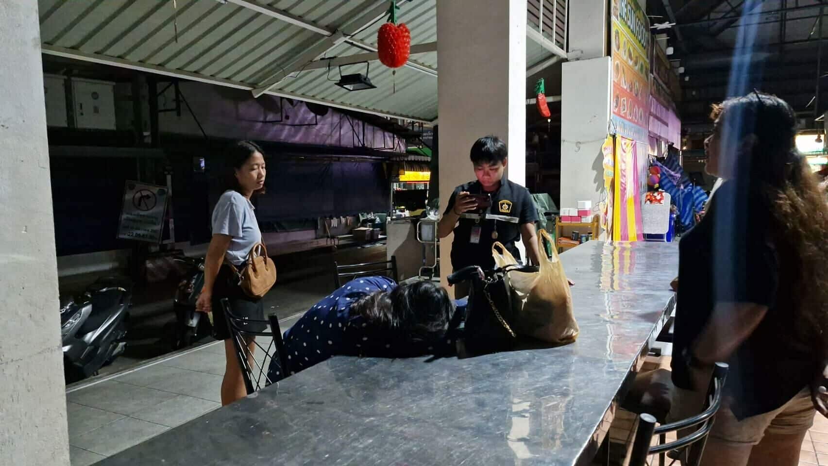 С её сумки: Девушка из бара Паттайи брошена, поскольку подозрительная пара сбежала