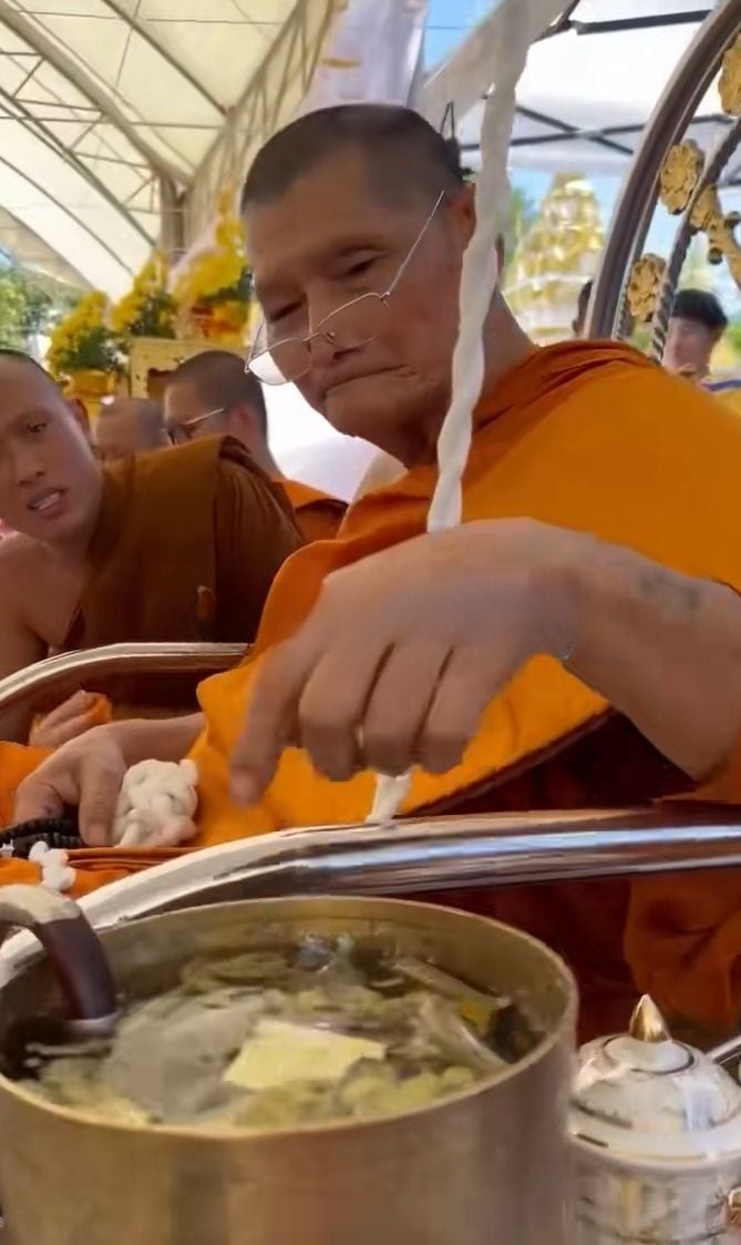 Священная вода на хайпе: Чаша почитаемого тайского монаха вызывает лотерейную лихорадку (видео)