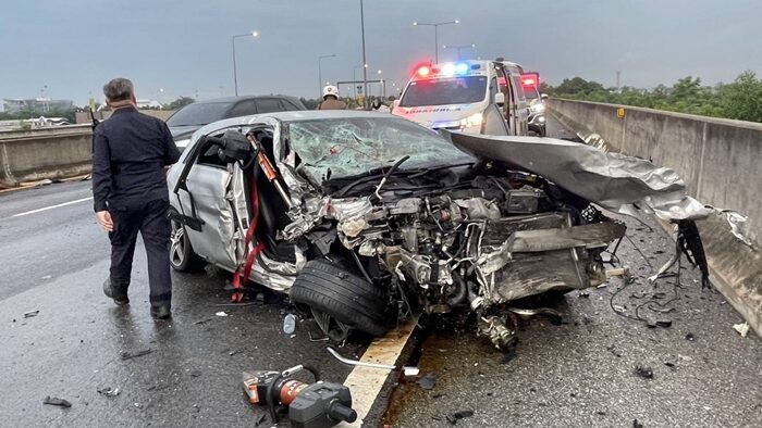 Серьезная авария на шоссе Чалонг Рат Экспресс оставила двух раненых