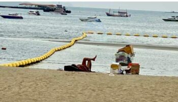 Складной присед на берегу: Иранский бездельник на пляже просит бат в Паттайе