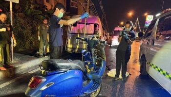 Скоростной мотоциклист погиб в ужасной аварии с припаркованным фургоном в Нонгтабури