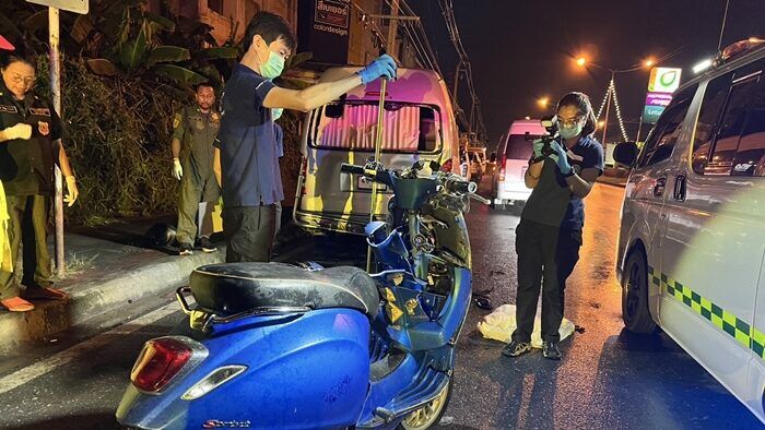 Скоростной мотоциклист погиб в ужасной аварии с припаркованным фургоном в Нонгтабури