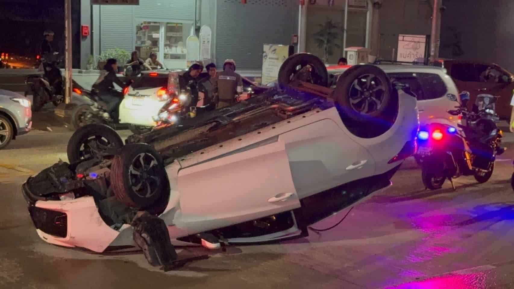 Сонный водитель перевернул машину в ночной аварии в Паттайе