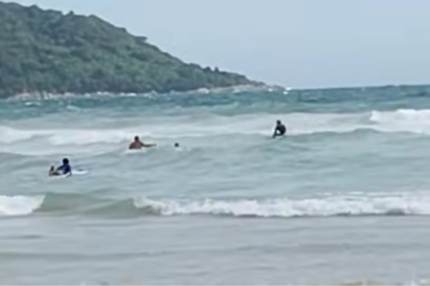 Спасатель на Пхукете спасает французских детей от рип-тида.