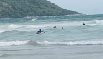 Спасатель спасает французских детей от рипа на пляже Kata (видео)