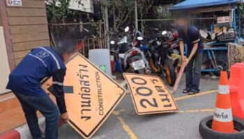 Стальные дорожные знаки падают с моста Рама IV, едва не попадая в водителя пикапа