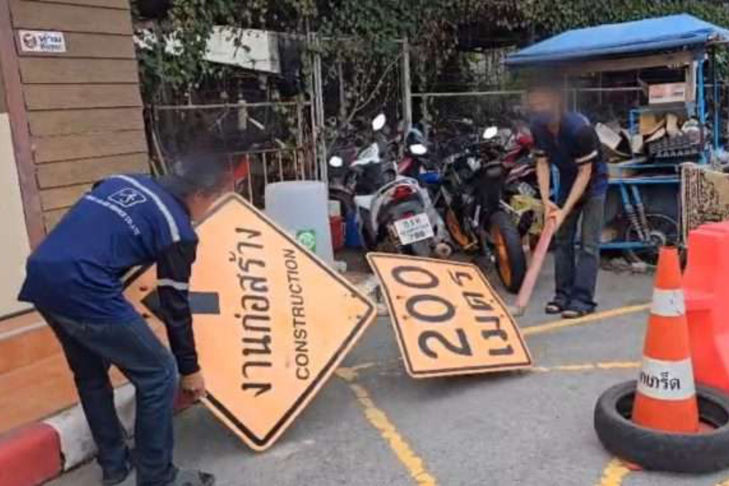 Стальные дорожные знаки падают с моста Рама IV, едва не попадая в водителя пикапа