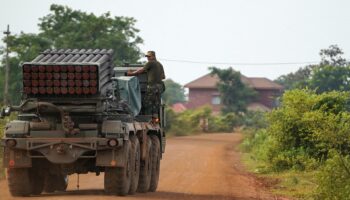 Стычки на границе Тайланда и Камбоджи оставили 15 мертвых и заставили 120,000 человек эвакуироваться