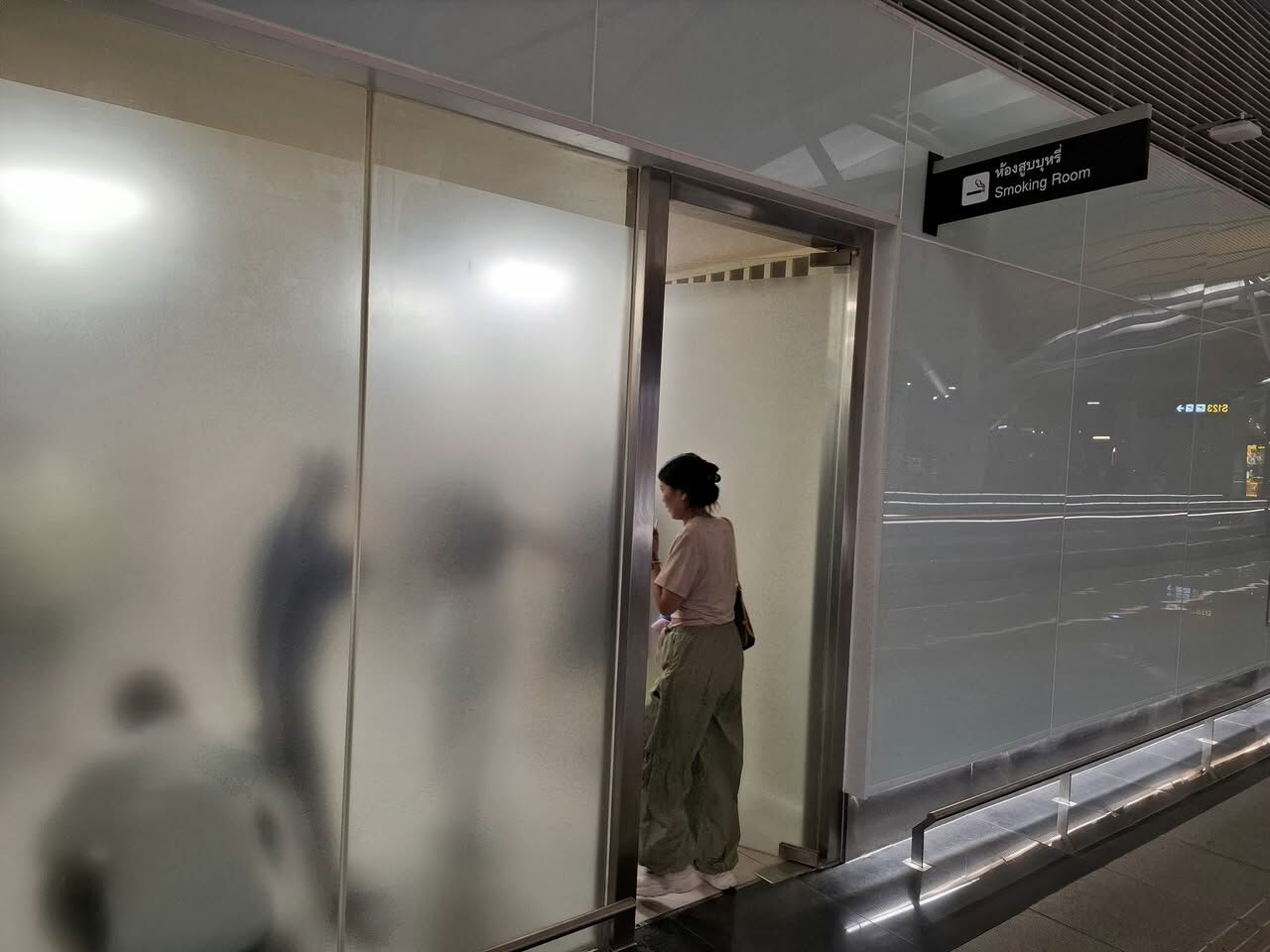 Суварнабхуми тестирует курительные комнаты внутри помещений, чтобы сократить курение в туалетах