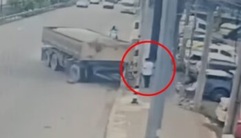 Таец-пешеход пострадал после того, как runaway трейлер врезался в пешеходную дорожку