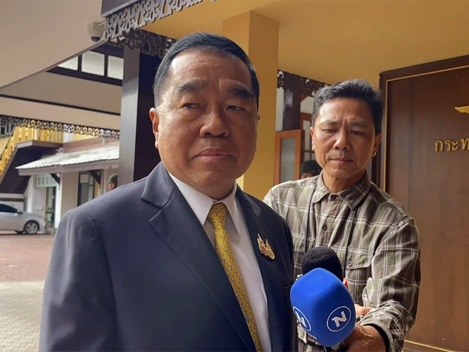 Таиланд пригласит иностранных военных атташе для наблюдения за повреждениями на границе, обвиняет Камбоджу в нарушениях режима прекращения огня.