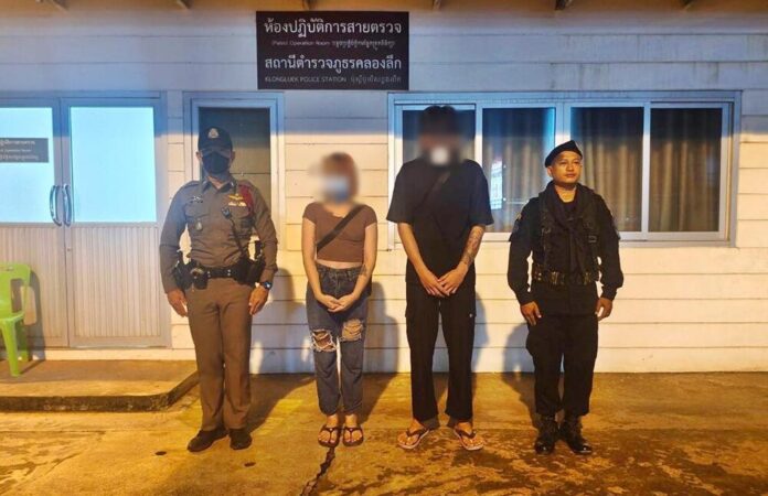 Таиландские солдаты перехватывают незаконных входящих из Камбоджи