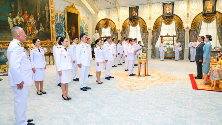 Таиландский король обращается к новому кабинету, чтобы служить нации с честными сердцами