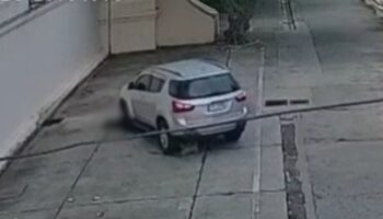 Тайская женщина сбежала, проехав на своем внедорожнике по мужчине в храме Накхонпатом