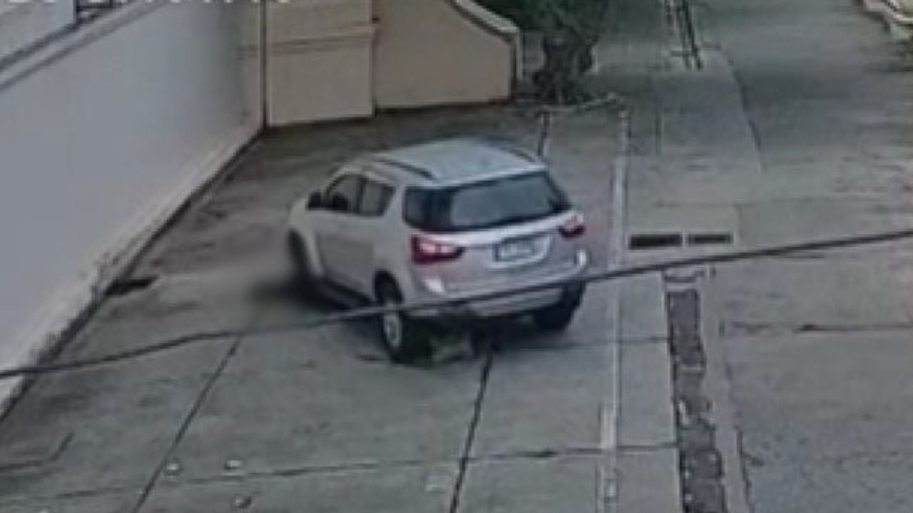 Тайская женщина сбежала, проехав на своем внедорожнике по мужчине в храме Накхонпатом