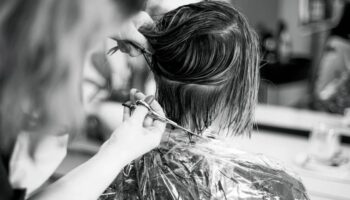 Тайская трансгендерная парикмахерша попросила сделать тест на ВИЧ после того, как у клиента лопнула прыщик