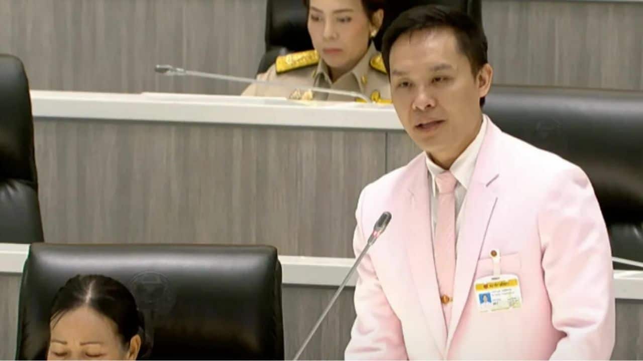 Тайские храмы приказали ограничить наличные средства на фоне скандала с монахами