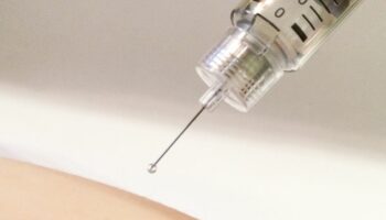 Тайский врач выпустил предупреждение после того, как мужчина ввел сперму для лечения болей в спине