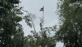 Тайский флаг поднят на Пху Макуа после того, как армия переняла стратегический холм, 10 камбоджийских солдат сообщалось о гибели.