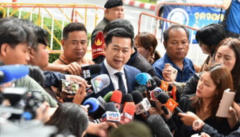 Таксин появляется в суде по делу о королевском оскорблении, не признаёт вины