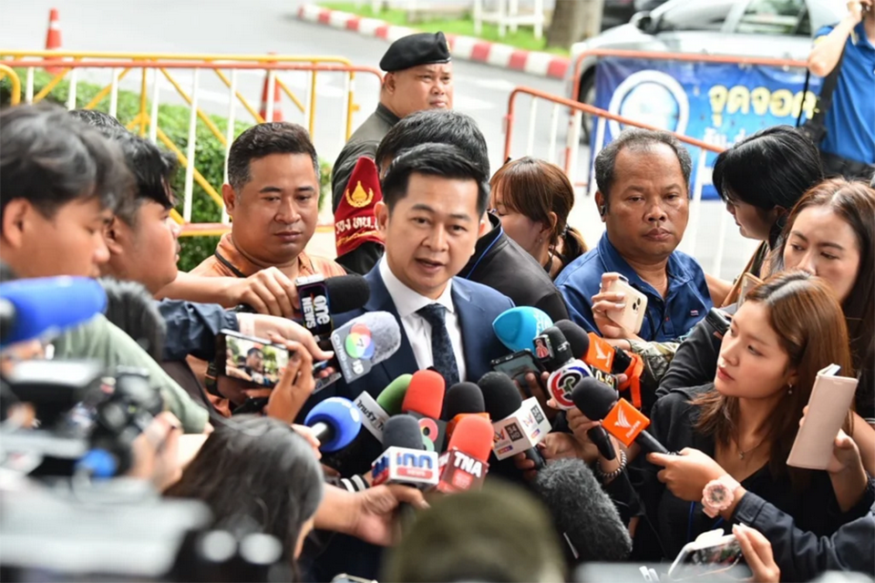 Таксин появляется в суде по делу о королевском оскорблении, не признаёт вины