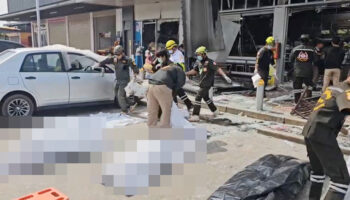 Тела, найденные в разрушенном магазине в Си Сакете после ракетного удара