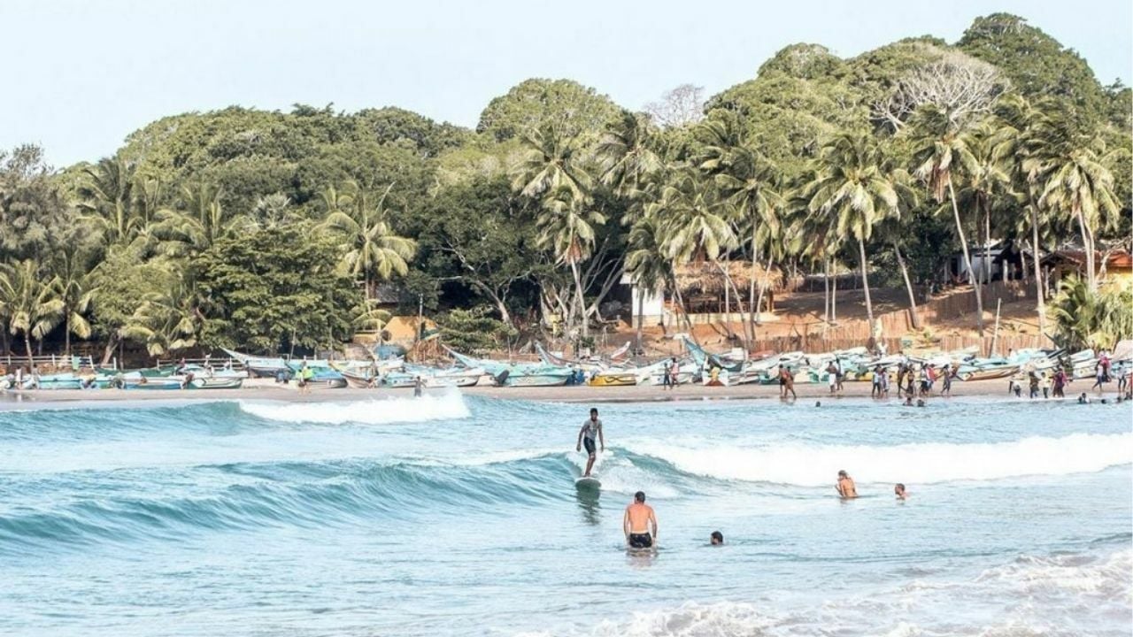 Топлесс трансженщина из Тайланда задержана за акцию на пляже в Шри-Ланке