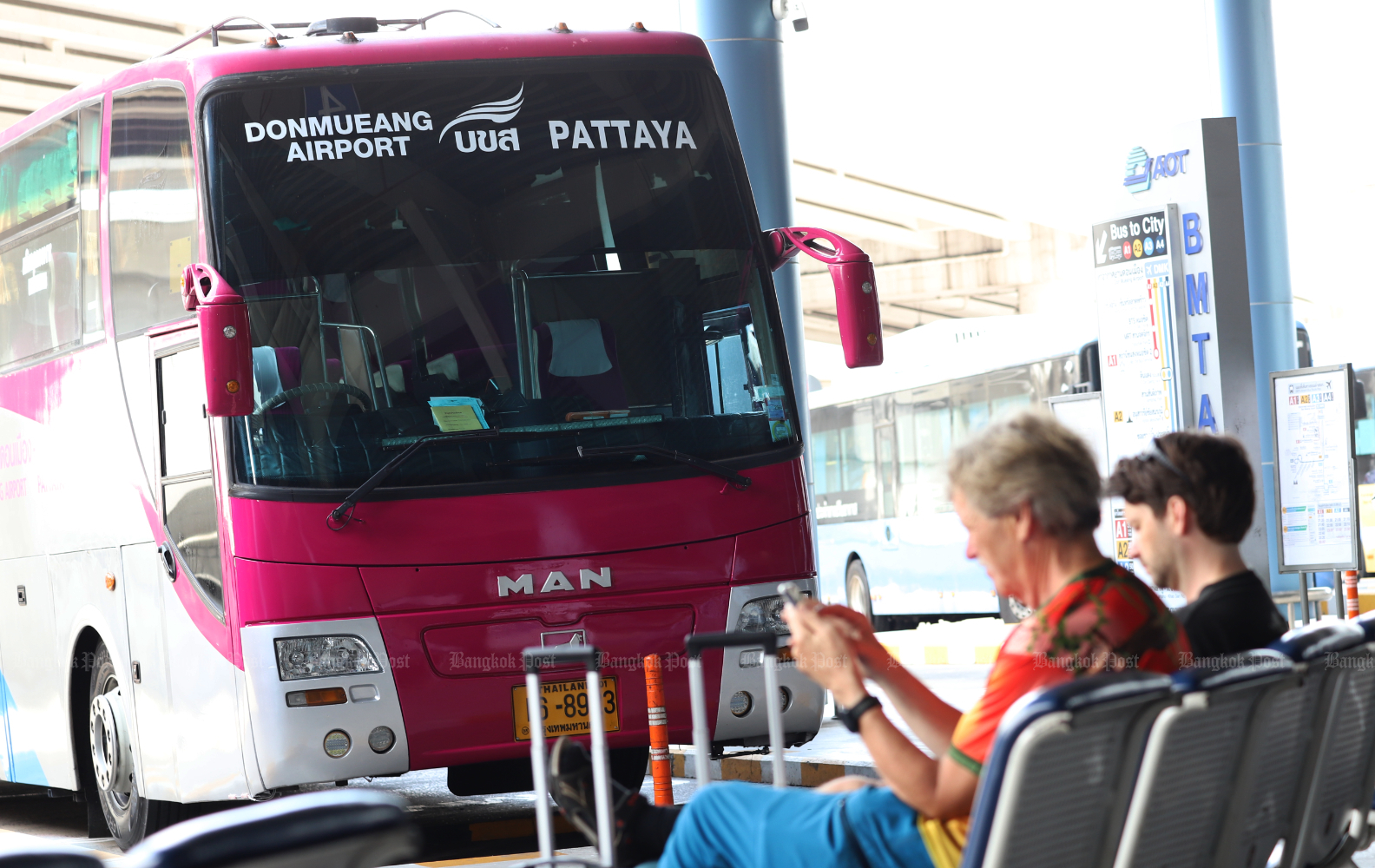 Транспортная компания корректирует автобусные маршруты в соответствии с изменением travel patterns.