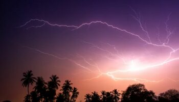 Тропический шторм Данас усиливает муссон, сильный дождь в Таиланде