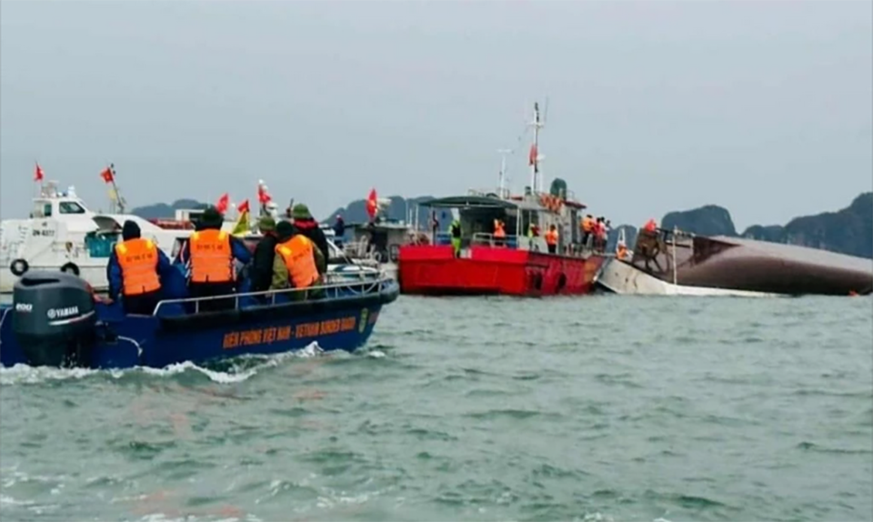 Туристический корабль перевернулся во время шторма в бухте Халонг во Вьетнаме, 27 погибших, спасатели ищут выживших