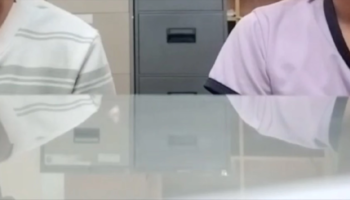 Член совета Хонкаена обвиняется в нападении на двух девочек.