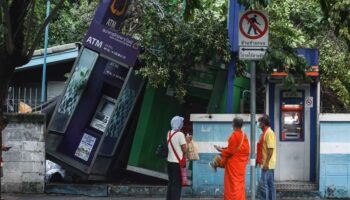 Штурм банков: Банкоматы на верхушках деревьев в противостоянии в Бангкоке